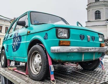 ファンがトム・ハンクスに車を贈呈　1975年頃製造のフィアット126p