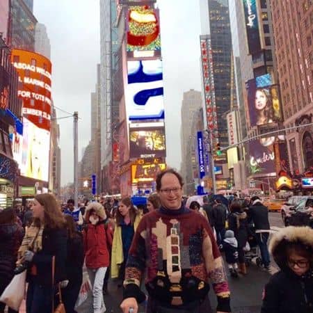 名所編み物アーティストのサム・バースキー タイムズ・スクエア