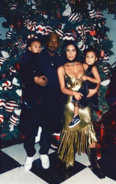 キム・カーダシアン　Kim Kardashian　カニエ・ウェスト　Kanye West　ノース　North　セイント　Saint　家族写真　SNS復活　インスタグラム　ツイッター　スナップチャット　クリスマス　家族写真　