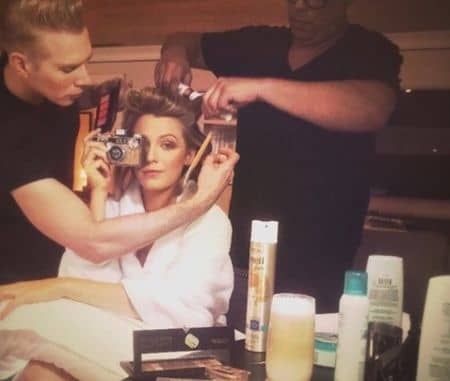 ブレイク・ライヴリー　Blake Lively　ゴールデングローブ賞　裏側　バックステージ　カメラ型バッグ　Judith Leiber　ジュディス·リーバー