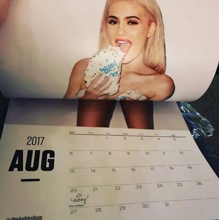 カイリー・ジェナー　Kylie Jenner　カレンダー　ミス　誕生日　表記　人気　The Kylie Shop　公式　オフィシャル　失敗　誕生日間違える