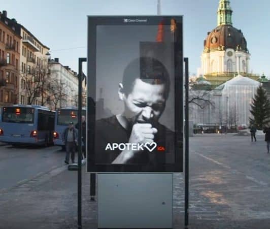 スウェーデン　喫煙者に咳をする広告　Apotek Hjärtat　Åkestam Holst