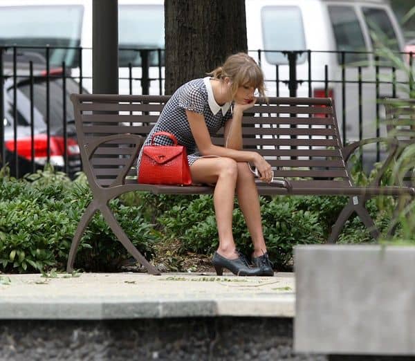 テイラー・スウィフト　Taylor Swift　ぼっち写真