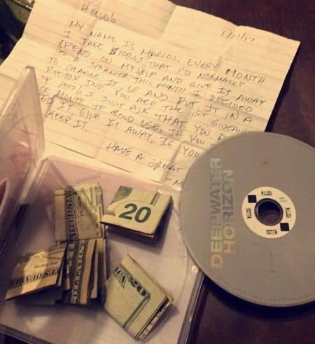 女性がレンタルDVDの中にお金とメモを発見
