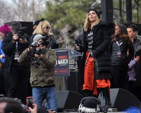 ワシントンD.C.女性のマーチ　マドンナが壇上でスピーチ　マドンナ楽曲がラジオ局で放送禁止に　