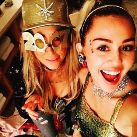 マイリー・サイラス　Miley Cyrus 　2017　年末年始　休暇　母　ティッシュ・サイラス