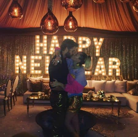 マイリー・サイラス　Miley Cyrus 　2017　年末年始　休暇　キス　リアム・ヘムズワース　Liam Hemsworth