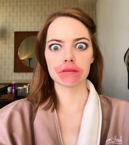エマ・ストーン　Emma Stone ゴールデン・グローブ賞　メイク　レッドカーペット　準備中　リップマスク