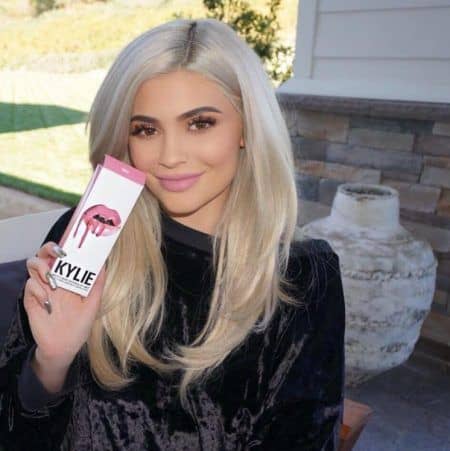 カイリー・ジェナー　チャリティ　Kylie Jenner スマイル・トレイン　Smile Train　リップキット　寄付