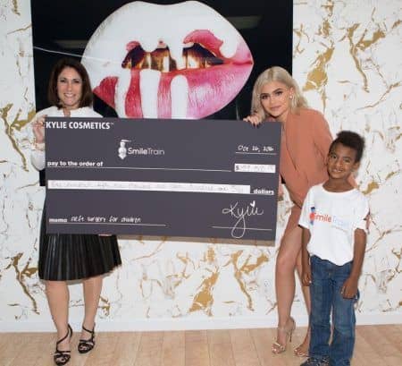 カイリー・ジェナー　チャリティ　Kylie Jenner スマイル・トレイン　Smile Train　リップキット　寄付