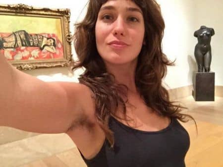 ローラ・カーク　ワキ毛　Lola Kirke