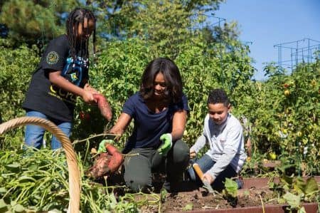 ミシェル・オバマ　大統領夫人　Michelle Obama ホワイトハウス　家庭菜園　農作業　畑
