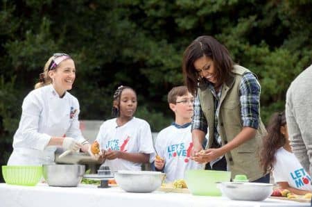 ミシェル・オバマ　大統領夫人　Michelle Obama ホワイトハウス　家庭菜園　農作業　畑　料理教室