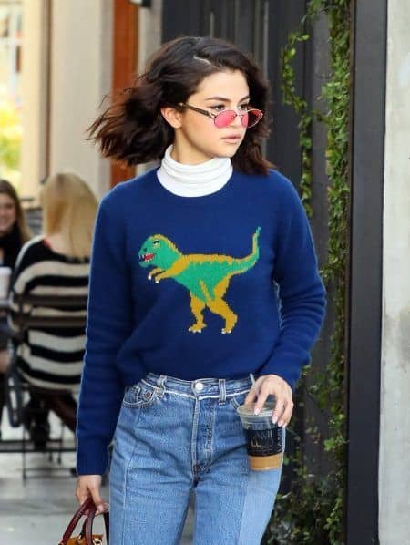 セレーナ・ゴメス　Selena Gomez　恐竜ニット　コーチ　Coach　私服