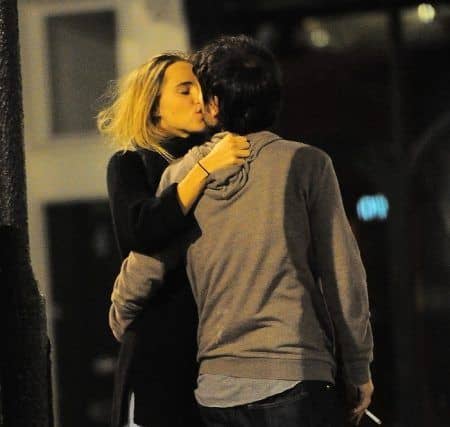 スキ・ウォーターハウス Suki Waterhouse ディエゴ・ルナ Diego Luna ノッティングヒル 夜 デート キス
