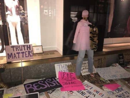 女性のマーチ　プラカード　Women's March　リアーナ　Rihanna