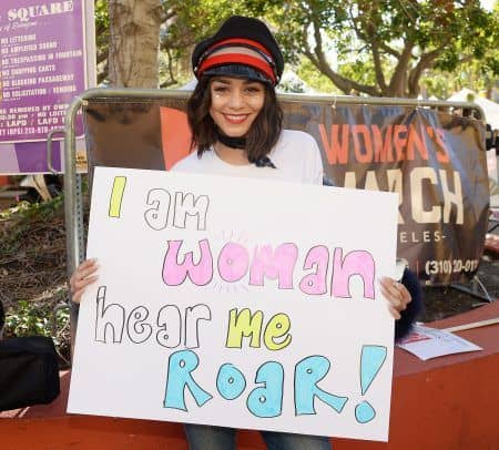 女性のマーチ　プラカード　Women's March　ヴァネッサ・ハジェンズ　Vanessa Hudgens