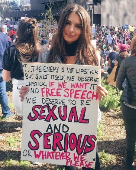 女性のマーチ　プラカード　Women's March　エミリー・ラタコウスキー　Emily Ratajkowski