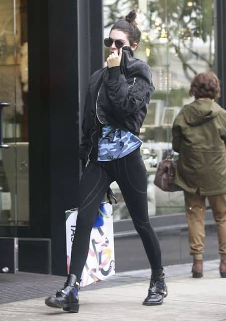 ケンダル・ジェナー　Kendall Jenner　Balenciaga　バレンシアガ　サンテュールアンクルブーツ　ブーツ　ロングヒット　セレブ　愛用　人気　海外　ファッショニスタ　おしゃれ