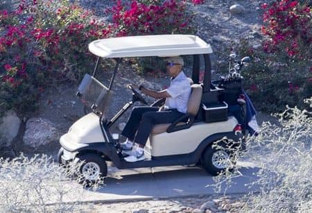 バラク・オバマ　Barack Obama 　バケーション　休暇　旅行　パームスプリングス　ゴルフ　一人　リラックス　ゴルフカート　運転　おちゃめ