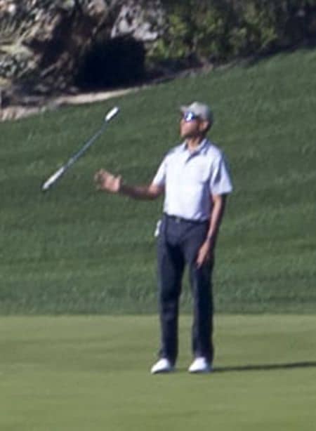 バラク・オバマ　Barack Obama 　バケーション　休暇　旅行　パームスプリングス　ゴルフ　一人　リラックス　バトン　ゴルフクラブ　まわす