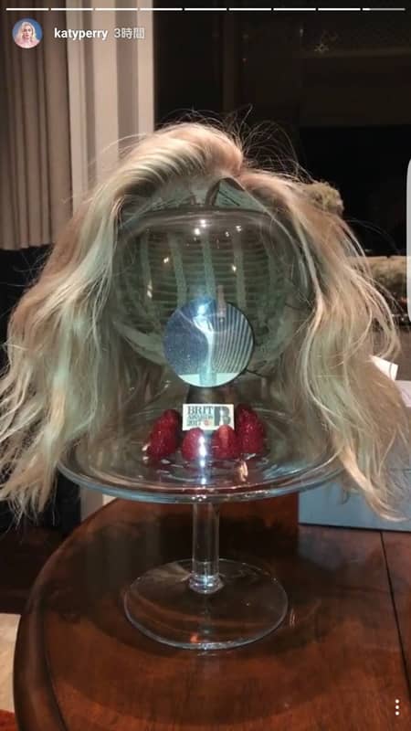 ケイティ・ペリー　Katy Perry 　ブリット・アワード　パフォーマンス　ウィッグ　インスタグラム　公開　金髪　ブロンド　お気に入り　