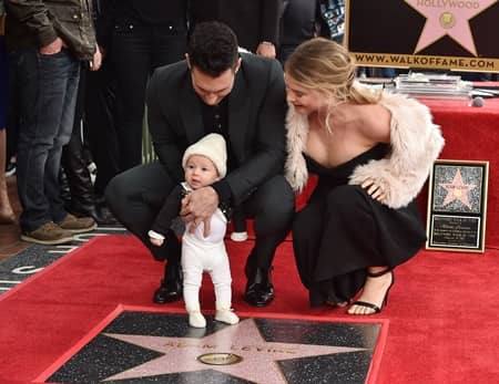 ベハティ・プリンスルー　Behati Prinsloo　アダム・レヴィーン　Adam Levine 　ハリウッドの殿堂　ハリウッド名声の歩道　Hollywood Walk of Fame　子供　初お目見え　初公開　ダスティ・ローズ　Dusty Rose