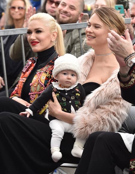 ベハティ・プリンスルー　Behati Prinsloo　アダム・レヴィーン　Adam Levine 　ハリウッドの殿堂　ハリウッド名声の歩道　Hollywood Walk of Fame　子供　初お目見え　初公開　ダスティ・ローズ　Dusty Rose