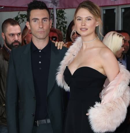 ベハティ・プリンスルー　Behati Prinsloo　アダム・レヴィーン　Adam Levine 　ハリウッドの殿堂　ハリウッド名声の歩道　Hollywood Walk of Fame　子供　初お目見え　初公開　ダスティ・ローズ　Dusty Rose