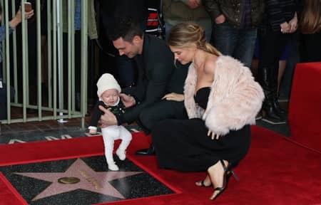 ベハティ・プリンスルー　Behati Prinsloo　アダム・レヴィーン　Adam Levine 　ハリウッドの殿堂　ハリウッド名声の歩道　Hollywood Walk of Fame　子供　初お目見え　初公開　ダスティ・ローズ　Dusty Rose