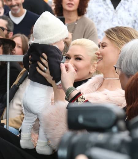 ベハティ・プリンスルー　Behati Prinsloo　アダム・レヴィーン　Adam Levine 　ハリウッドの殿堂　ハリウッド名声の歩道　Hollywood Walk of Fame　子供　初お目見え　初公開　ダスティ・ローズ　Dusty Rose