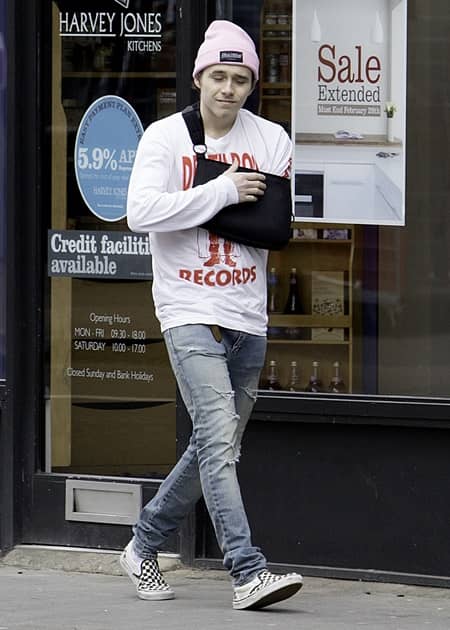 ブルックリン・ベッカム　スノーボード骨折　ブリット・アワード　レッドカーペット写真