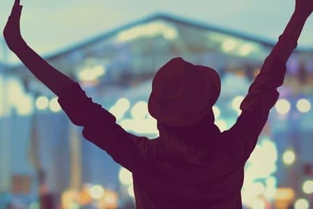 コンサート　楽しむ　女性