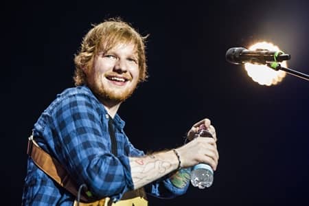 3月から「÷ツアー」を封切るエド、完売した公演の多くが転売サイトで販売されている