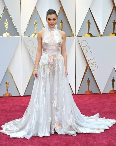 ヘイリー・スタインフェルド　Hailee Steinfeld　第89回アカデミー賞　オスカー　2017年　ドレス　レッドカーペット　着用ブランド　速報