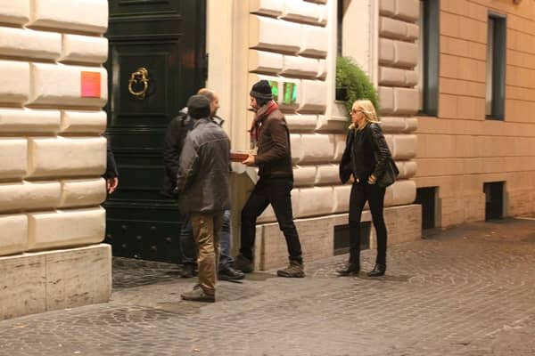 キアヌ・リーブス　イタリア　ローマ　レストランで女性と食事