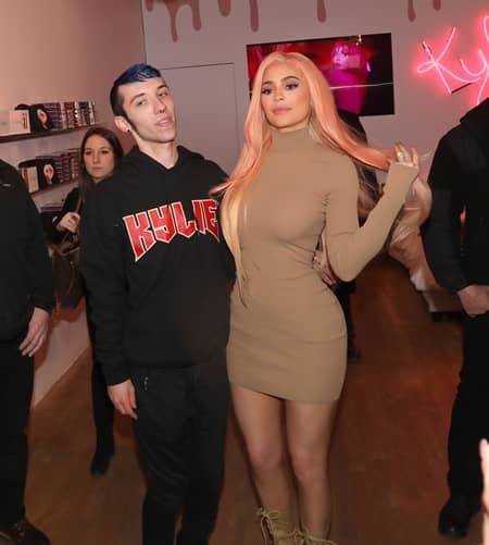 カイリー・ジェンナー　Kylie Jenner　NY　ヘアスタイル　チェンジ　ピンク　スーパーロング　10代カリスマ　セレブ　海外　ウィッグ