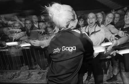 レディー・ガガ Lady Gaga スーパーボウル Super Bowl ハーフタイムショー Half Time Show パーフォンス SNS オリジナル ヘルメット