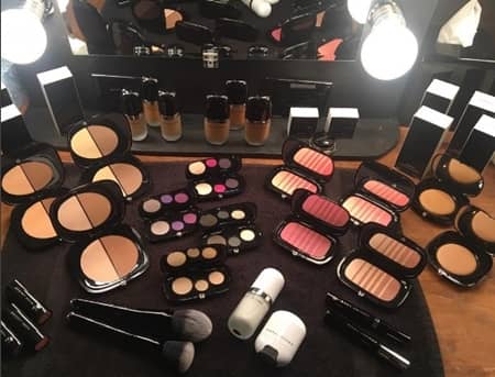 マーク・ジェイコブス・ビューティ　Marc Jacobs Beauty 　レディー・ガガ　Lady Gaga　スーパーボウル　ハーフタイムショー　メイク　コスメ　愛用　9万円　23種類　ジョン・ウェイン　ミュージックビデオ　MV　ドレッサー