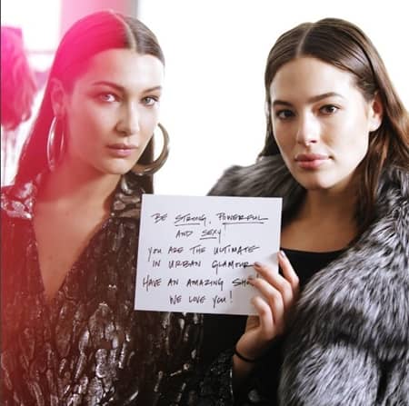 ベラ・ハディッド　Bella Hadid　アシュリー・グラハム　Ashley Graham　マイケル・コース　Michael Kors　ファッションショー　プラスサイズモデル　初起用　アドバイス　ウォーキング　仲良し