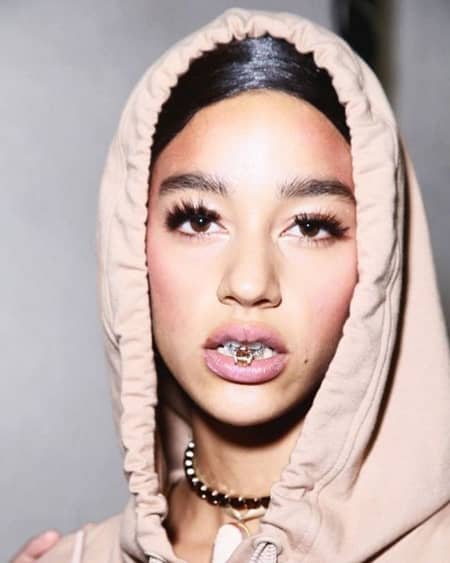 フェンティ・ビューティ・バイ・リアーナ Fenty Beauty By Rihanna リアーナ Rihanna  コスメライン フルラインナップコスメ 2017年 秋 発売 ホログラムリップ ピンク Fenty×Puma モデル