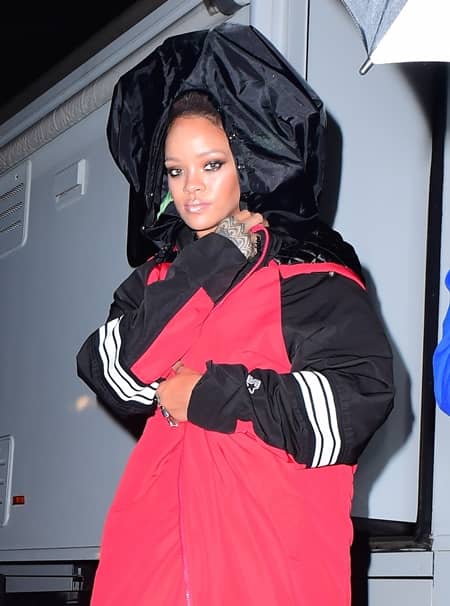 リアーナ　Rihanna 　髪の毛隠す　頭巾　ヘアスタイル　ヘアカラー　パープル　グリーン　オレンジ　NY　夜中　撮影　雑誌　長丁場　プロ