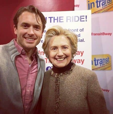 ヒラリー・クリントン　ジェームス・スナイダー　インスタグラム　ミュージカル『イン・トランジット』