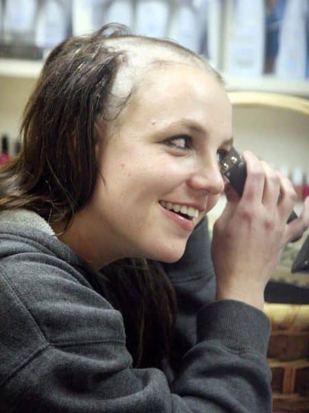 ブリトニー・スピアーズ　Britney Spears　丸刈り事件　坊主　写真