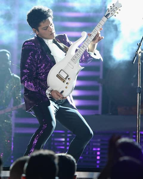 ブルーノ・マーズ　グラミー賞　プリンス　追悼　パフォーマンス　Bruno Mars  Prince  Tribute  Performance Grammy Awards