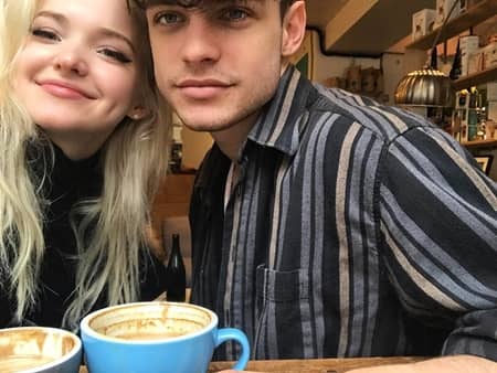 ダヴ・キャメロン　トーマス・ドハーティ　交際　SNS  Dove Cameron Thomas Doherty Movie Discendants Couple ディセンダント
