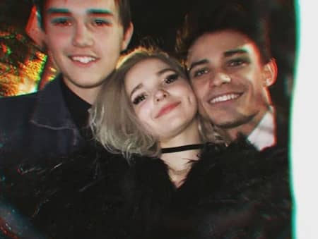 ダヴ・キャメロン　トーマス・ドハーティ　交際　SNS  Dove Cameron Thomas Doherty Movie Discendants Couple ディセンダント