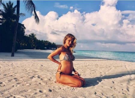 ロージー・ハンティントン・ホワイトリー　妊娠　Rosie Huntington Whiteley　妊娠発表　水着　インスタグラム　写真