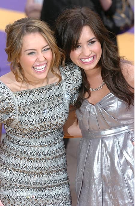 デミ・ロヴァート　Demi Lovato 　マイリー・サイラス　 Miley Cyrus　再会　女性のマーチ　不仲　払拭　歴史的な日　ディズニースター　ディズニーチャンネル　親友