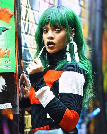 リアーナ　Rihanna 　髪の毛隠す　頭巾　ヘアスタイル　ヘアカラー　パープル　グリーン　オレンジ　NY　夜中　撮影　雑誌　長丁場　プロ